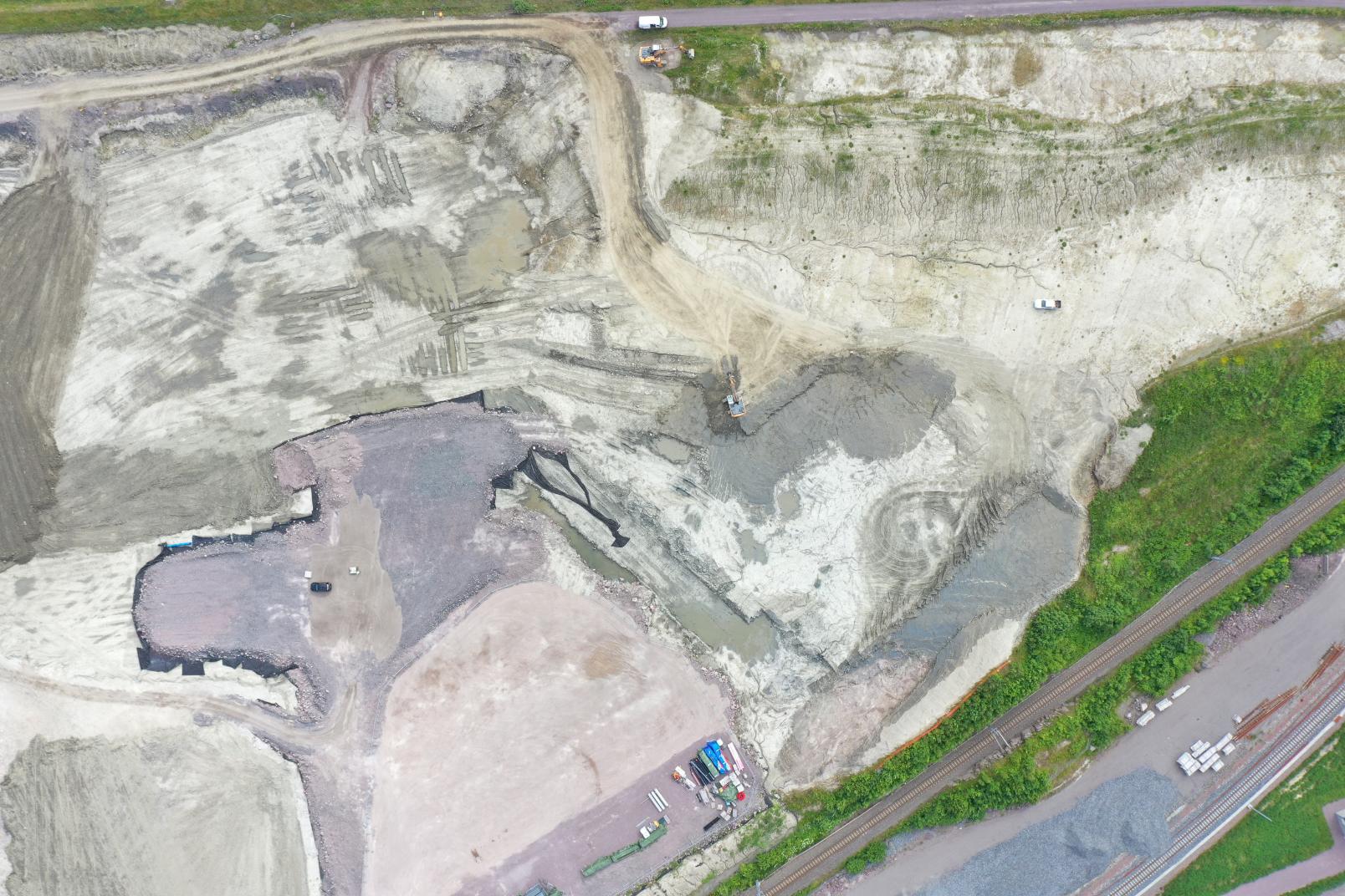 Dronebilde av stort anleggsområde med utgraving og anleggsmaskiner