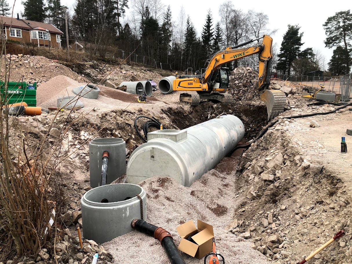 Bulldoser i solnedgang på en byggeplass.
