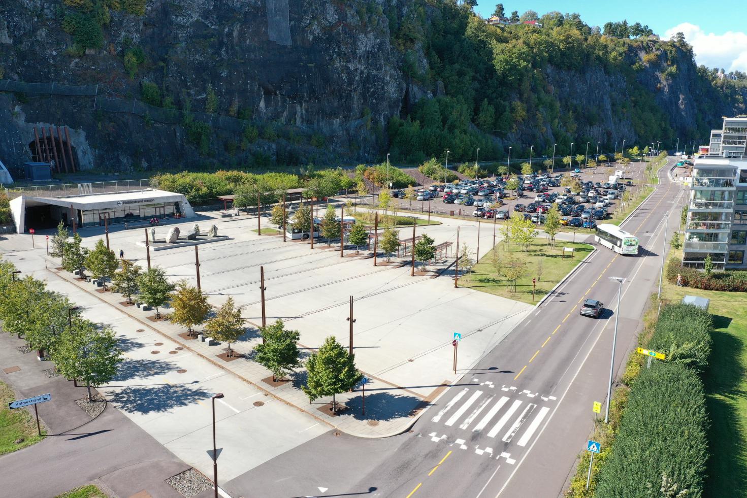 Dronebilde av kollektivknutepunkt med bussterminal, parkering og vei