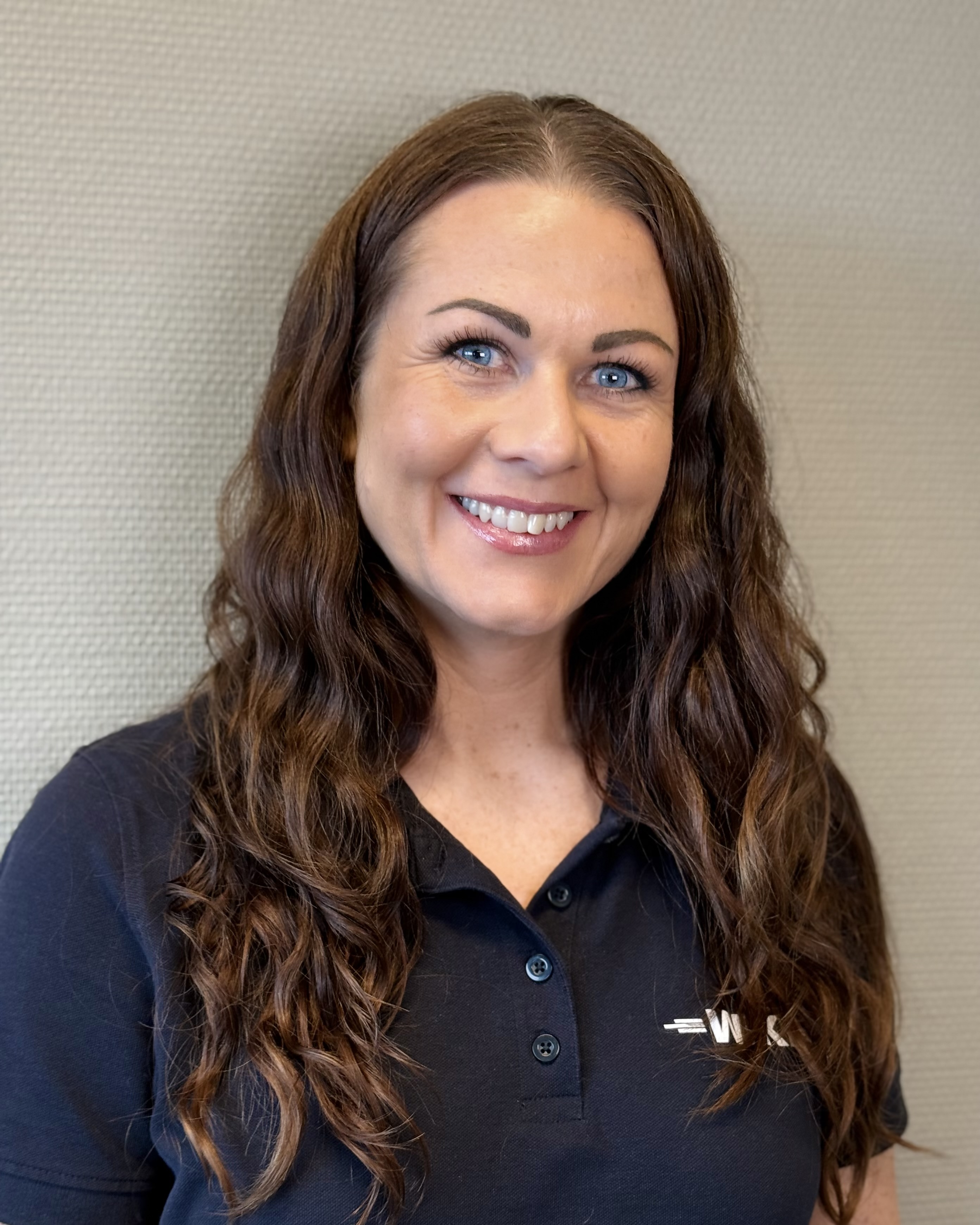 Nærbilde av gravemaskinskuffe som spruter jord.