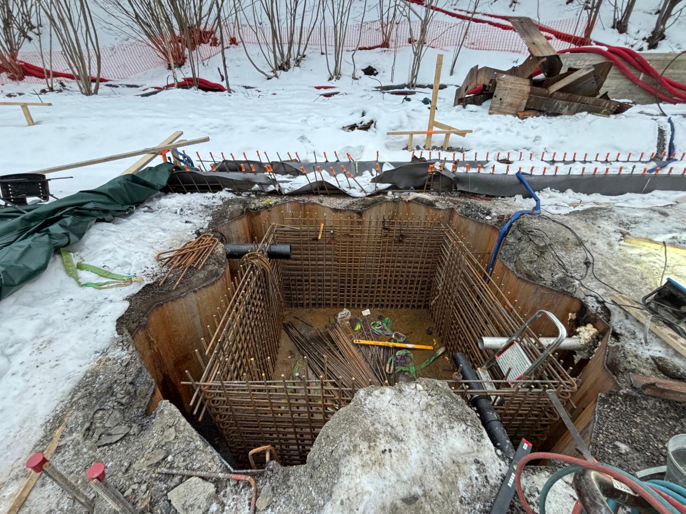 Armert byggegrop klargjort for betongarbeid om vinteren